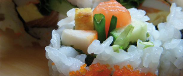 Tokugawa maki: maki de saumon, surimi, omelette et herbes enrobbé d'Ikura